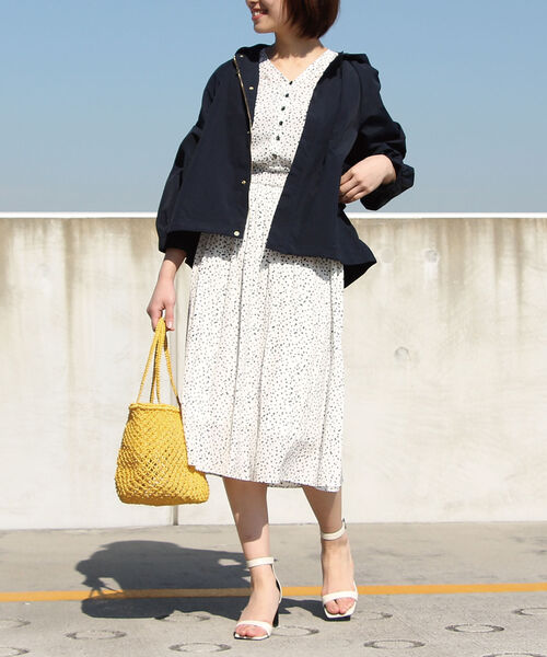NOLLEY’S(ノーリーズ)の「割繊デシンシャーリングワンピース(ワンピース・レディース・ホワイト系その他4/ネイビー/キャメル・36/38)」の9枚目の写真