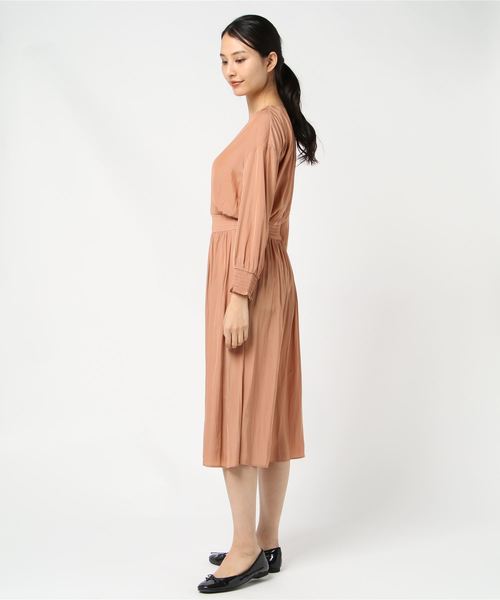 NOLLEY’S(ノーリーズ)の「割繊デシンシャーリングワンピース(ワンピース・レディース・ホワイト系その他4/ネイビー/キャメル・36/38)」の5枚目の写真