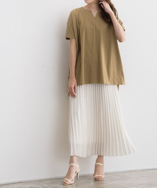 Pierrot(ピエロ)の「キーネックオーバーTシャツ(Tシャツ/カットソー・レディース・ブラック/ベージュ系その他/ベージュ系その他2/チャコール/オフホワイト/ベージュ・LARGE/MEDIUM)」の10枚目の写真