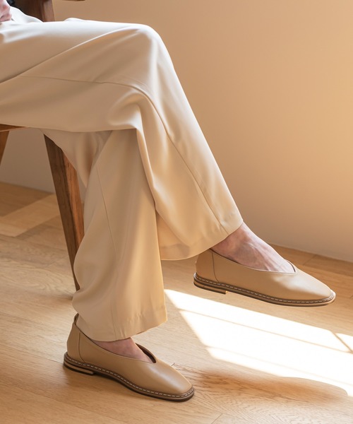 UNE MANSION（ユヌマンション）の「ベーシック デイリー フラットシューズ（パンプス・レディース・ベージュ/イエロー/ブラック・23.0cm/24.0cm/25.0cm）」の4枚目の写真