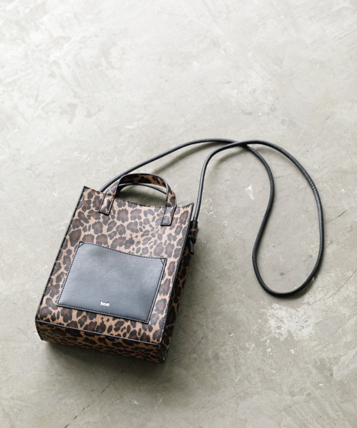 koe(コエ)の「フロントポケットショルダーバッグ*(ショルダーバッグ・レディース・アイボリー/レオパード/グレイッシュベージュ・FREE)」の1枚目の写真