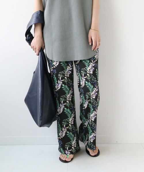 JOURNAL STANDARD relume（ジャーナルスタンダード　レリューム）の「ブラックフローラルイージーパンツ◆（その他パンツ・レディース・パープル/レッド・FREE）」の2枚目の写真