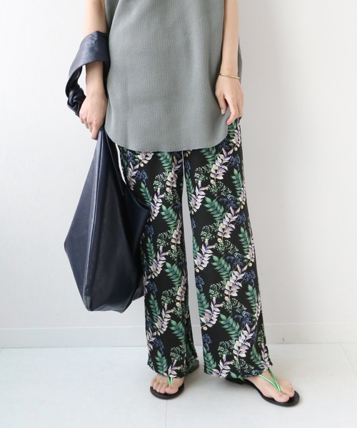 JOURNAL STANDARD relume（ジャーナルスタンダード　レリューム）の「ブラックフローラルイージーパンツ◆（その他パンツ・レディース・パープル/レッド・FREE）」の6枚目の写真