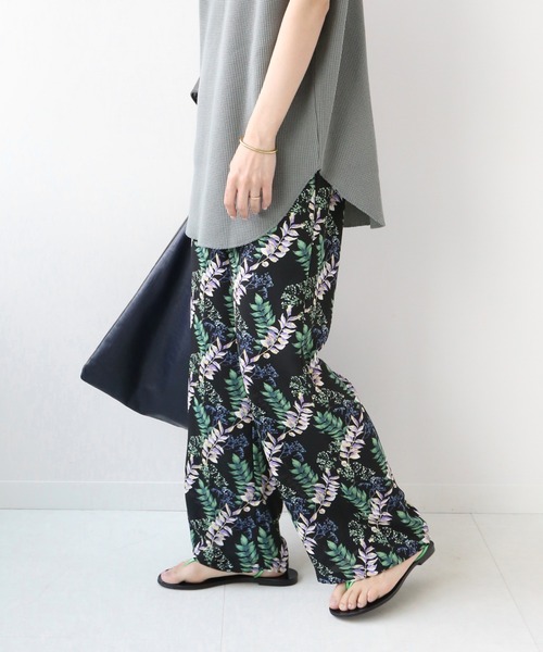 JOURNAL STANDARD relume（ジャーナルスタンダード　レリューム）の「ブラックフローラルイージーパンツ◆（その他パンツ・レディース・パープル/レッド・FREE）」の7枚目の写真