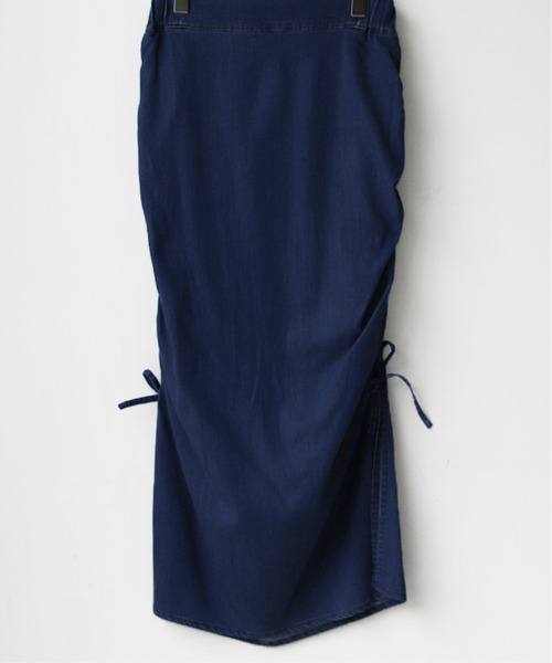 REAL CUBE（リアルキューブ）の「サイドシャーリングデニムペンシルスカート（スカート・レディース・ライトブルー/ネイビー/ダークネイビー・M）」の3枚目の写真
