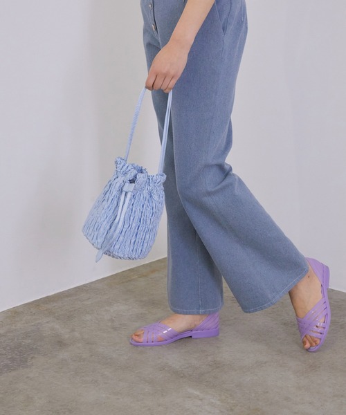 MADEMOISELLE ROPE'（マドモアゼル ロペ）の「【HAI】シャーリング巾着バッグ（ショルダーバッグ・レディース・サックスブルー/ブラック・FREE）」の2枚目の写真