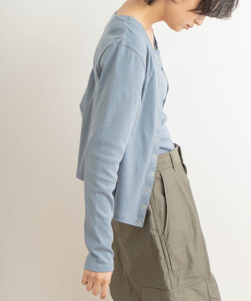 kha:ki(カーキ)の「「KHA:KI / カーキ」11ボタンコットンリブカーディガン"11B CTN RIB C/D"(カーディガン/ボレロ・レディース・ブラック/ネイビー/グレー/ブルー/グリーン/モカ/ベージュ・1/2)」の8枚目の写真