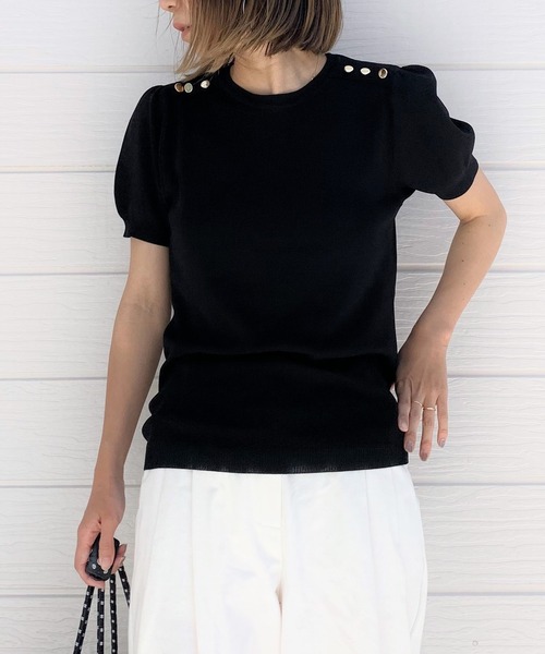 Q（キュー）の「肩ボタン半袖ニット（ニット/セーター・レディース・ブルー/ホワイト/ブラック・MEDIUM）」の2枚目の写真