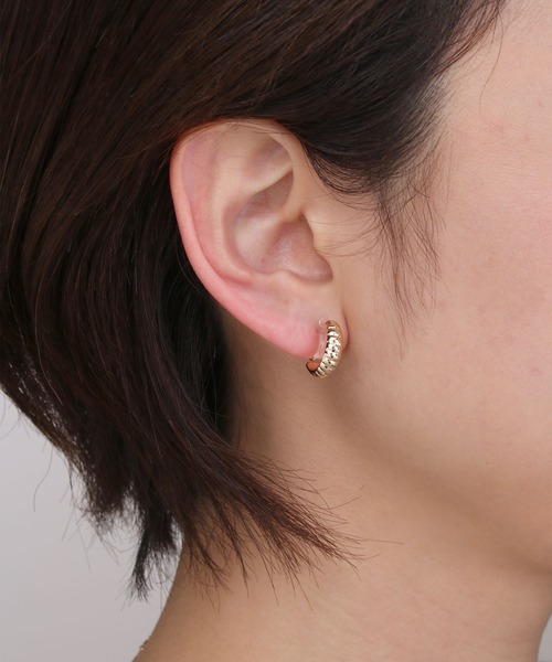 Manon's Selection(マノンズセレクション)の「ロールデザインハーフフープイヤリング(イヤリング・レディース・シルバー/ゴールド・ONE SIZE)」の1枚目の写真