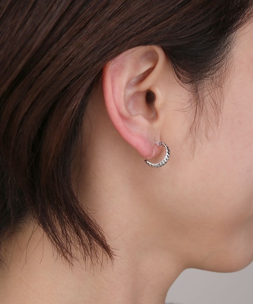 Manon's Selection(マノンズセレクション)の「ロールデザインハーフフープイヤリング(イヤリング・レディース・シルバー/ゴールド・ONE SIZE)」の3枚目の写真