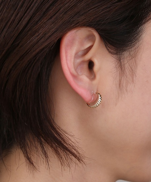 Manon's Selection(マノンズセレクション)の「ロールデザインハーフフープイヤリング(イヤリング・レディース・シルバー/ゴールド・ONE SIZE)」の6枚目の写真