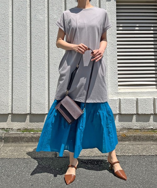 Jewelobe（ジュエローブ）の「ロールアップフレンチスリーブルーズTシャツワンピース（ワンピース・レディース・ホワイト/イエロー/ブルー/ブラウン/グレー/ブラック・FREE）」の2枚目の写真