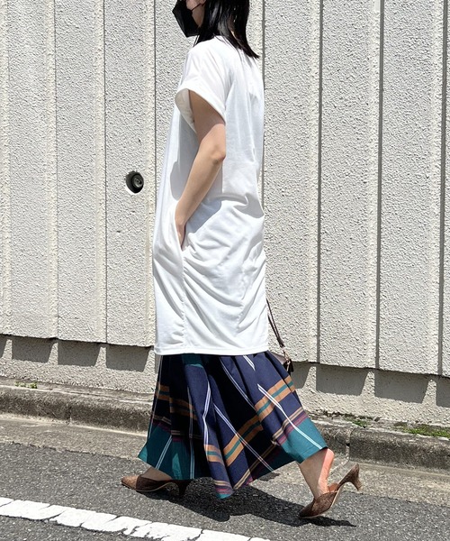 Jewelobe（ジュエローブ）の「ロールアップフレンチスリーブルーズTシャツワンピース（ワンピース・レディース・ホワイト/イエロー/ブルー/ブラウン/グレー/ブラック・FREE）」の9枚目の写真