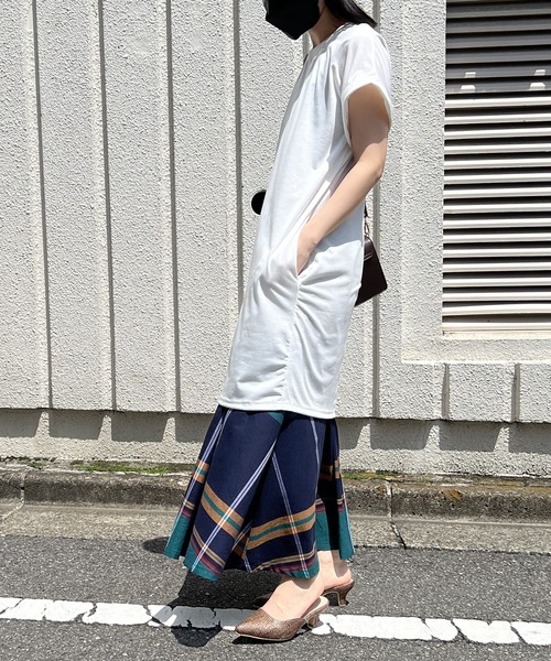 Jewelobe（ジュエローブ）の「ロールアップフレンチスリーブルーズTシャツワンピース（ワンピース・レディース・ホワイト/イエロー/ブルー/ブラウン/グレー/ブラック・FREE）」の12枚目の写真