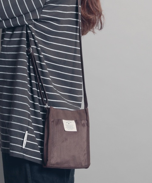 CONVERSE（コンバース）の「【CONVERSE/コンバース】CORDUROY MINI SHOULDER BAG　コーデュロイミニショルダーバッグ（ショルダーバッグ・レディース・オフホワイト/ブラック/ライトブラウン・FREE）」の3枚目の写真