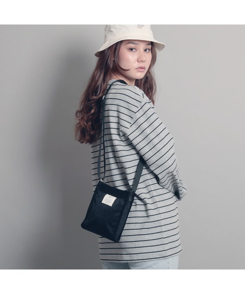 CONVERSE（コンバース）の「【CONVERSE/コンバース】CORDUROY MINI SHOULDER BAG　コーデュロイミニショルダーバッグ（ショルダーバッグ・レディース・オフホワイト/ブラック/ライトブラウン・FREE）」の6枚目の写真