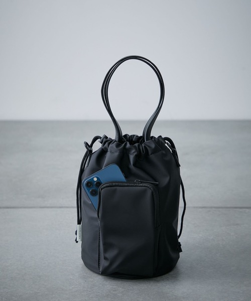 PUBLIC TOKYO(パブリックトウキョウ)の「【ユニセックス】撥水ポリッシュナイロン巾着ポーチ/2WAY(ボディバッグ/ウエストポーチ・メンズ・ブラック/ダークグレー・FREE)」の10枚目の写真