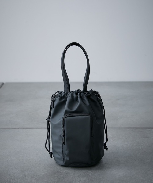 PUBLIC TOKYO(パブリックトウキョウ)の「【ユニセックス】撥水ポリッシュナイロン巾着ポーチ/2WAY(ボディバッグ/ウエストポーチ・メンズ・ブラック/ダークグレー・FREE)」の14枚目の写真