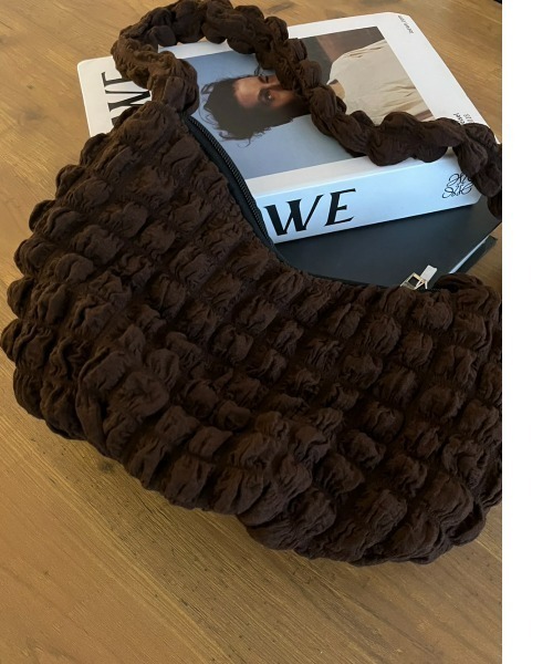 sakishimatokyo（サキシマトーキョー）の「ワッフル風 ぽこぽこバッグ（ショルダーバッグ・レディース・ブラック/ブラウン/ホワイト・FREE）」の3枚目の写真