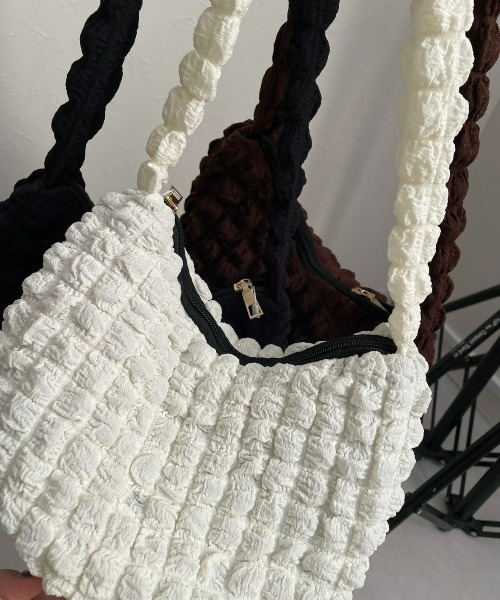 sakishimatokyo（サキシマトーキョー）の「ワッフル風 ぽこぽこバッグ（ショルダーバッグ・レディース・ブラック/ブラウン/ホワイト・FREE）」の5枚目の写真