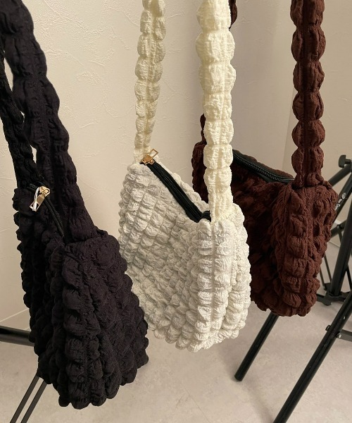 sakishimatokyo（サキシマトーキョー）の「ワッフル風 ぽこぽこバッグ（ショルダーバッグ・レディース・ブラック/ブラウン/ホワイト・FREE）」の4枚目の写真