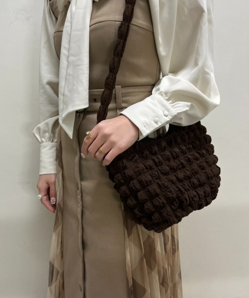 sakishimatokyo（サキシマトーキョー）の「ワッフル風 ぽこぽこバッグ（ショルダーバッグ・レディース・ブラック/ブラウン/ホワイト・FREE）」の15枚目の写真