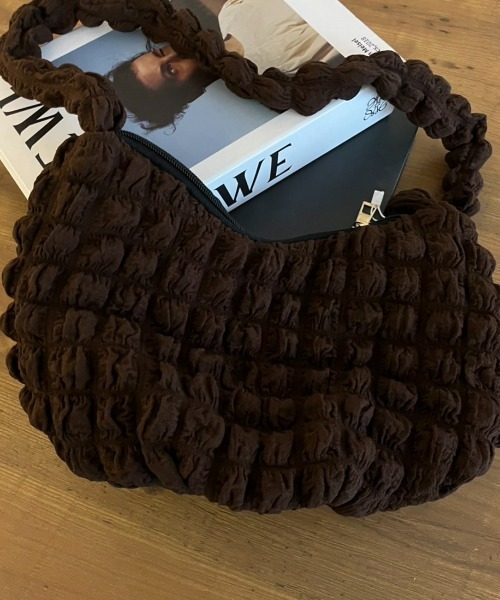 sakishimatokyo（サキシマトーキョー）の「ワッフル風 ぽこぽこバッグ（ショルダーバッグ・レディース・ブラック/ブラウン/ホワイト・FREE）」の12枚目の写真