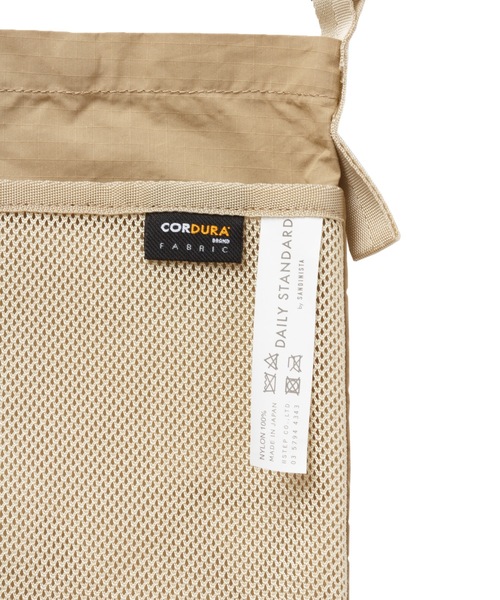 DAILY STANDARD by SANDINISTA（デイリースタンダードバイサンディニスタ）の「CORDURA Daily Sacoche / コーデュラサコッシュ（ショルダーバッグ・メンズ・ネイビー/ブラック/ベージュ/オリーブ・FREE）」の7枚目の写真