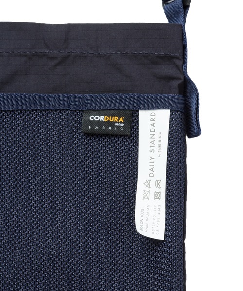 DAILY STANDARD by SANDINISTA（デイリースタンダードバイサンディニスタ）の「CORDURA Daily Sacoche / コーデュラサコッシュ（ショルダーバッグ・メンズ・ネイビー/ブラック/ベージュ/オリーブ・FREE）」の11枚目の写真