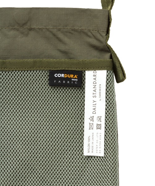 DAILY STANDARD by SANDINISTA（デイリースタンダードバイサンディニスタ）の「CORDURA Daily Sacoche / コーデュラサコッシュ（ショルダーバッグ・メンズ・ネイビー/ブラック/ベージュ/オリーブ・FREE）」の9枚目の写真