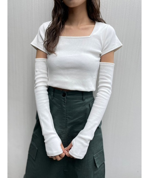 ENVYM（アンビー）の「ＥロゴスリーブカットＴＯＰＳ（Tシャツ/カットソー・レディース・ブラック/ブルー/ホワイト・FREE）」の2枚目の写真