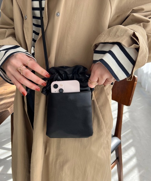 DISCOAT（ディスコート）の「ドローストリングスマホショルダーバッグ（ショルダーバッグ・レディース・ブラック/ライム/シルバー/アイボリー・FREE）」の14枚目の写真