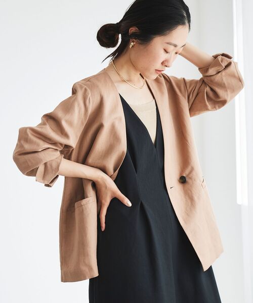 le.coeur blanc(ルクールブラン)の「イージーケア麻ノーカラージャケット(ノーカラージャケット・レディース・ライトベージュ/キャメル/ネイビー・38)」の3枚目の写真