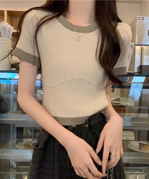 Sibra(シブラ)の「配色ニットトップス(Tシャツ/カットソー・レディース・ホワイト/ベージュ/ブラック・M)」の1枚目の写真