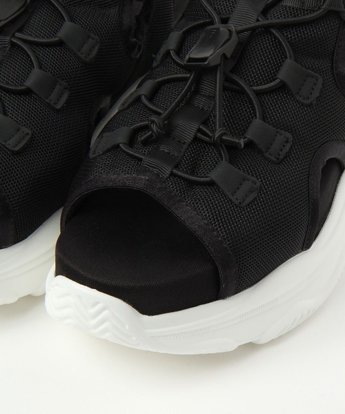 LEPSIM（レプシィム）の「厚底スニーカーサンダル　753492（サンダル・レディース・ブラック/アイボリー・MEDIUM/LARGE）」の7枚目の写真