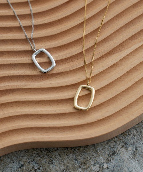 Pierrot（ピエロ）の「スクエアトップロングネックレス（ネックレス・レディース・シルバー/ゴールド・FREE）」の4枚目の写真