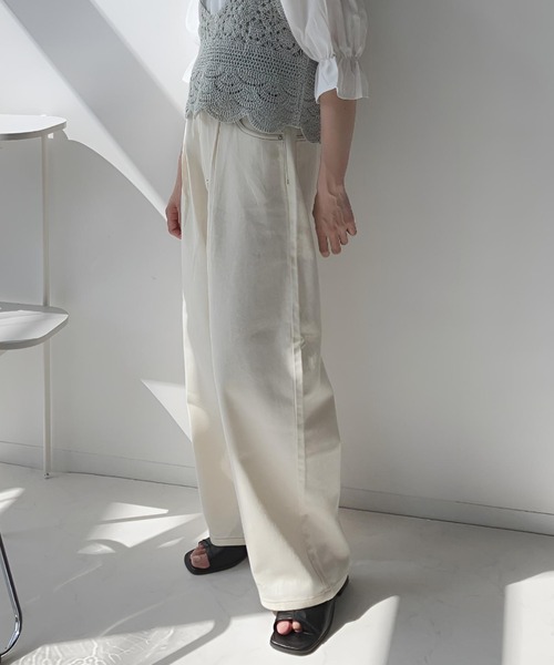 AS KNOW AS plus(アズノゥアズプラス)の「☆ベルト付タックワイドパンツ(デニムパンツ・レディース・サックスブルー/アイボリー/グレー系/ケミカルウォッシュ・FREE)」の1枚目の写真