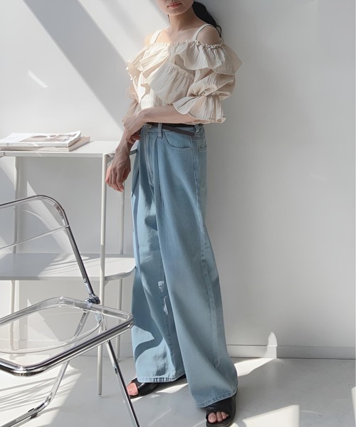 AS KNOW AS plus(アズノゥアズプラス)の「☆ベルト付タックワイドパンツ(デニムパンツ・レディース・サックスブルー/アイボリー/グレー系/ケミカルウォッシュ・FREE)」の6枚目の写真