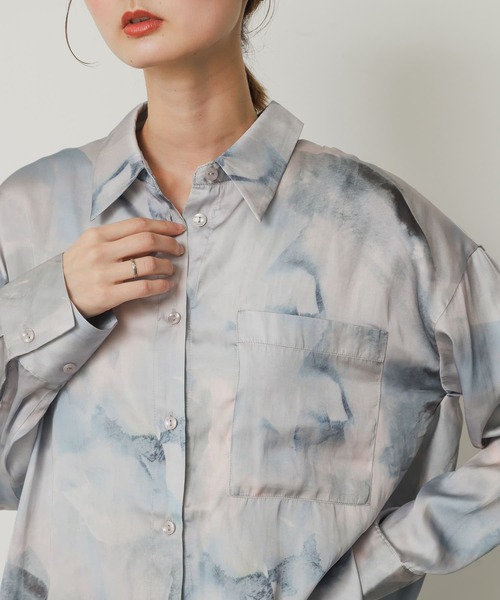 SENSE OF PLACE by URBAN RESEARCH(センスオブプレイスバイアーバンリサーチ)の「サテンルーズシャツ(シャツ/ブラウス・レディース・チャコールグレー/イエロー/ブルー系その他・ONE)」の4枚目の写真