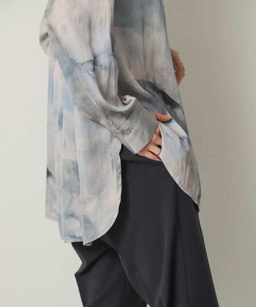 SENSE OF PLACE by URBAN RESEARCH(センスオブプレイスバイアーバンリサーチ)の「サテンルーズシャツ(シャツ/ブラウス・レディース・チャコールグレー/イエロー/ブルー系その他・ONE)」の5枚目の写真