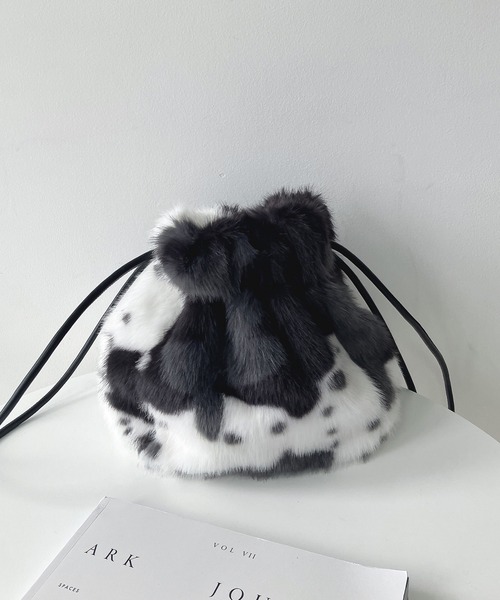 AS KNOW AS plus（アズノゥアズプラス）の「デザイン ボリュームファー巾着バッグ【EC限定アイテム】（ハンドバッグ・レディース・マルチ/カーキ系/ライトオレンジ系/レッド系/レオパード/アニマル・FREE）」の6枚目の写真