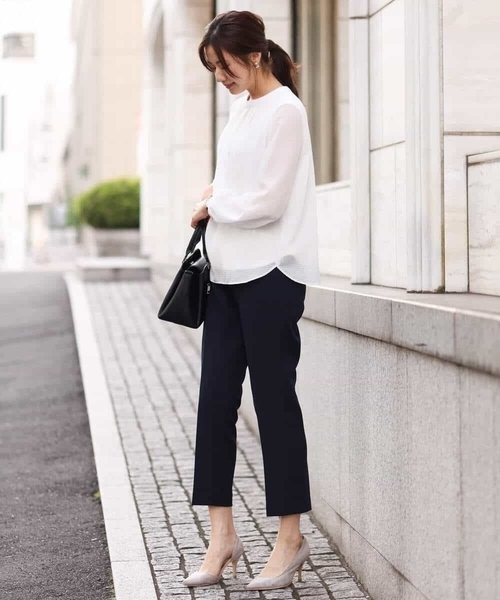 MK MICHEL KLEIN(エムケーミッシェルクラン)の「ベーシックテーパードパンツ/制菌加工/洗える(スラックス・レディース・ネイビー/グレイッシュベージュ・40/38/36)」の5枚目の写真