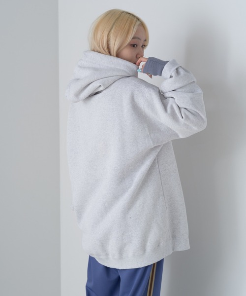 WHIMSIC(ウィムジック)の「【UNISEX】サンフェードスウェットプルパーカー(パーカー・メンズ・ライトグレー/チャコールグレー/レッド・FREE)」の5枚目の写真