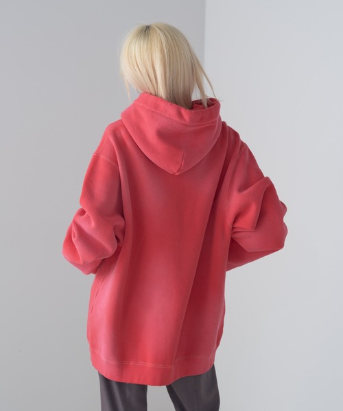 WHIMSIC(ウィムジック)の「【UNISEX】サンフェードスウェットプルパーカー(パーカー・メンズ・ライトグレー/チャコールグレー/レッド・FREE)」の11枚目の写真