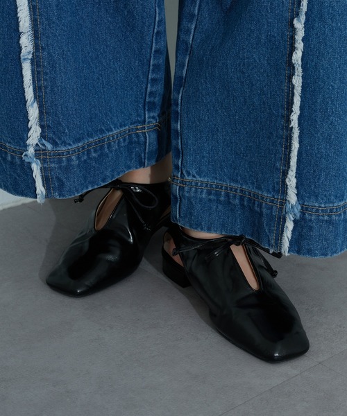 COLONY 2139（コロニートゥーワンスリーナイン）の「WEB・一部店舗限定 / サイドオープンフラットシューズ（パンプス・レディース・シルバー/ゴールド/ブラック・LARGE/MEDIUM）」の2枚目の写真