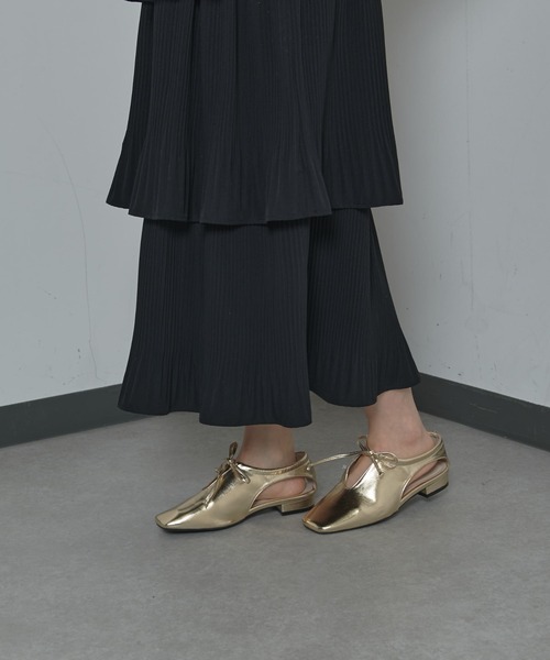 COLONY 2139（コロニートゥーワンスリーナイン）の「WEB・一部店舗限定 / サイドオープンフラットシューズ（パンプス・レディース・シルバー/ゴールド/ブラック・LARGE/MEDIUM）」の9枚目の写真