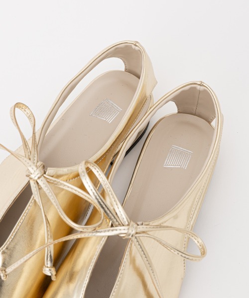 COLONY 2139（コロニートゥーワンスリーナイン）の「WEB・一部店舗限定 / サイドオープンフラットシューズ（パンプス・レディース・シルバー/ゴールド/ブラック・LARGE/MEDIUM）」の21枚目の写真