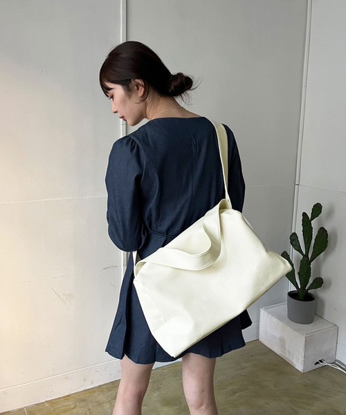 Jewelobe（ジュエローブ）の「シンセティックレザー2wayボリュームショルダーバッグ（ショルダーバッグ・レディース・ピンク/オフホワイト/ブラック/グリーン・FREE）」の7枚目の写真