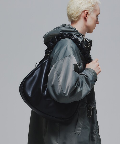 tk.TAKEO KIKUCHI（ティーケータケオキクチ）の「◆ドロストショルダーバッグ（ショルダーバッグ・メンズ・ブラック系/ブラック/シルバー系・00）」の2枚目の写真