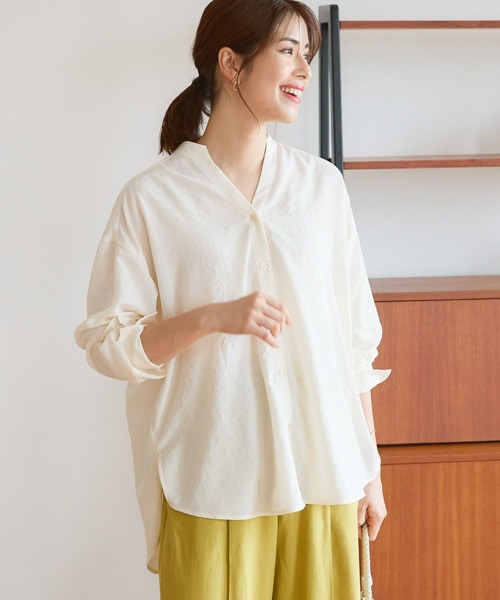 Elura(エルーラ)の「アイロンいらずセミシアシャツ(シャツ/ブラウス・レディース・ホワイト/チャコールグレー/ライトイエロー/ライトブルー・SMALL/MEDIUM/LARGE)」の1枚目の写真